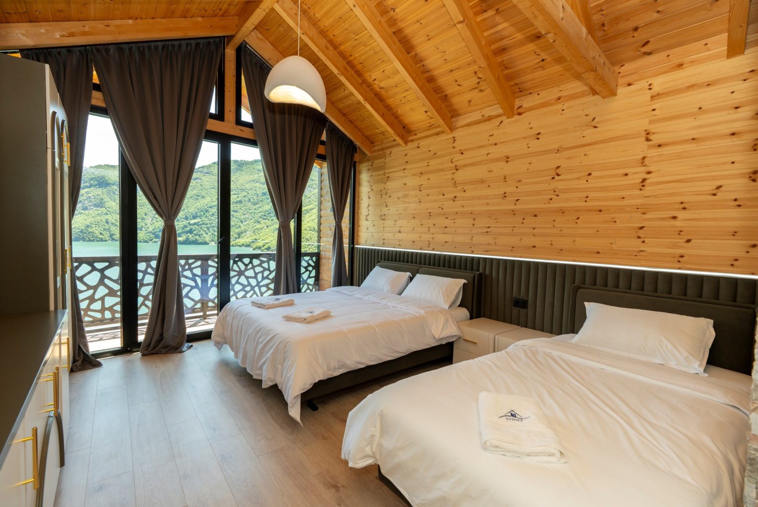 Room 7 - Premium Comfort with Lake View