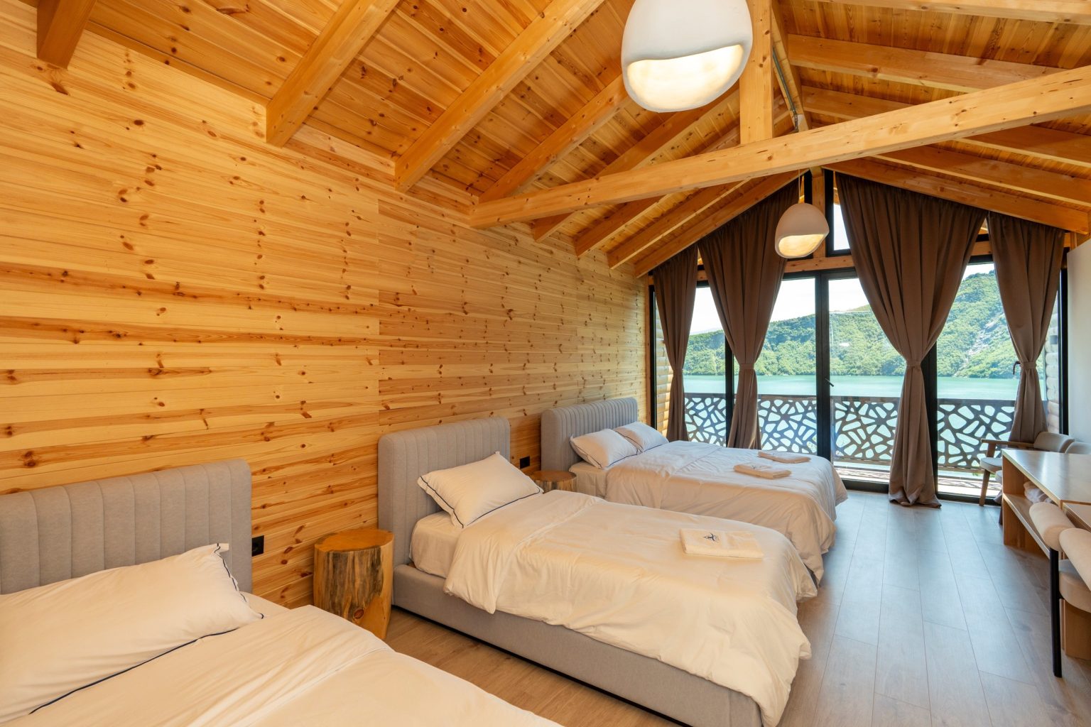 Room 8 - Spacious Family Room with Lake View